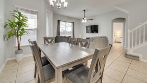 A dining area with a wooden table and chairs, a potted plant, and a ceiling fan. - Pool & Lanai: Davenport Home 12 Mi to Disney (Davenport)