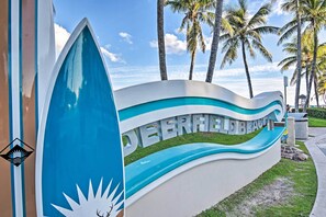 Un cartel con la leyenda 'DEERFIELD BEACH' y un diseño de tabla de surf.