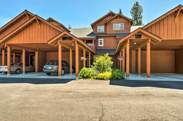 A wooden building with covered parking spaces and a central garden area. - Koul's Retreat' Condo 2 Mi to Lake Wenatchee (Leavenworth)