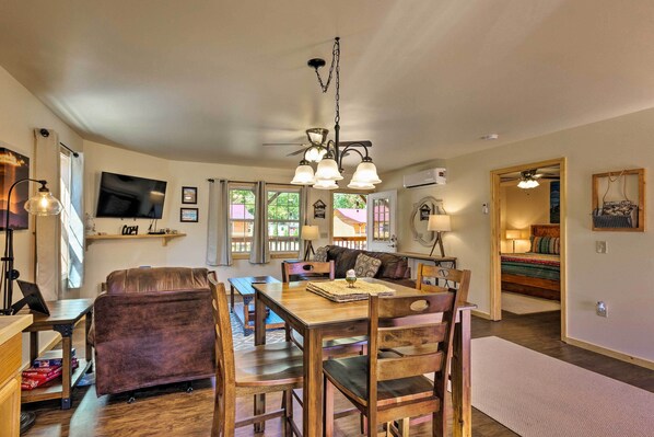 Interior - 5 Mi to Dtwn: Bryson City Cabin w/ Resort Perks! (Bryson City)