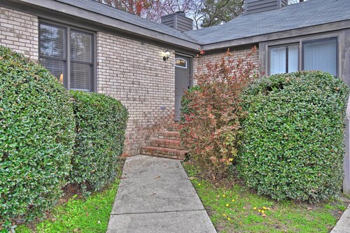 Pet-friendly Fayetteville Escape w/ Grill!