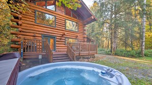 A log cabin with a hot tub in front. - Riverfront Gold Bar Log Cabin Near Stevens Pass! (Gold Bar)