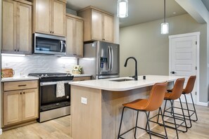 Apartment (2 Bedrooms) | Interior - Elegant Vancouver Townhome - 18 Mi to Portland (Vancouver)