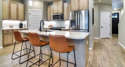 Elegant Vancouver Townhome - 18 Mi to Portland