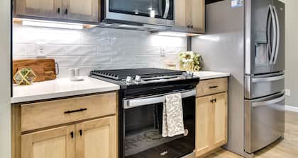 Elegant Vancouver Townhome - 18 Mi to Portland