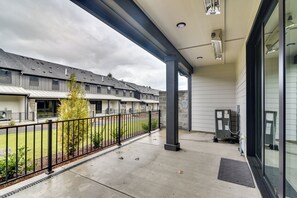 Apartment (2 Bedrooms) | Interior - Elegant Vancouver Townhome - 18 Mi to Portland (Vancouver)
