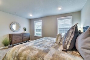 Apartment (2 Bedrooms) | Interior - Elegant Vancouver Townhome - 18 Mi to Portland (Vancouver)