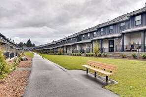 A row of modern townhouses with a paved walkway and a bench. - Elegant Vancouver Townhome - 18 Mi to Portland (Vancouver)