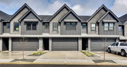 Elegant Vancouver Townhome - 18 Mi to Portland