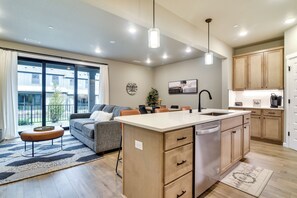 Apartment (2 Bedrooms) | Interior - Elegant Vancouver Townhome - 18 Mi to Portland (Vancouver)