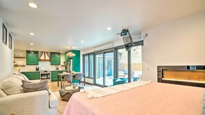 Een moderne slaapkamer met een groot bed, een televisie en een open haard.
