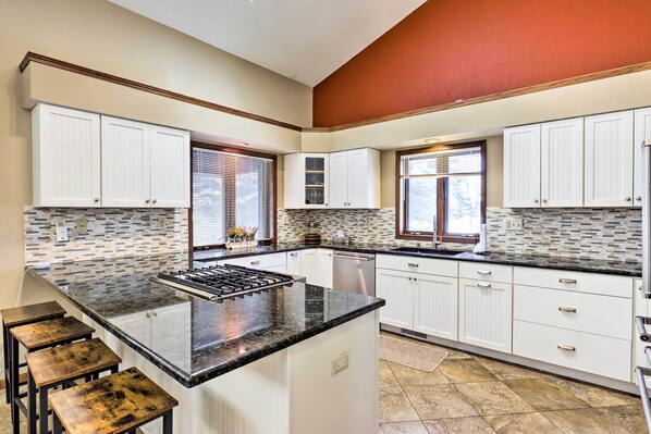 House (4 Bedrooms) | Private kitchen | Microwave, oven, stovetop, dishwasher