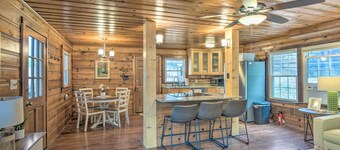 Screened Porch & Grill: Waterfront Landrum Cottage