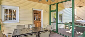 Screened Porch & Grill: Waterfront Landrum Cottage