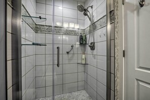 Shower - Cozy Pittsboro Escape - Hike, Dine, Explore! (Pittsboro)