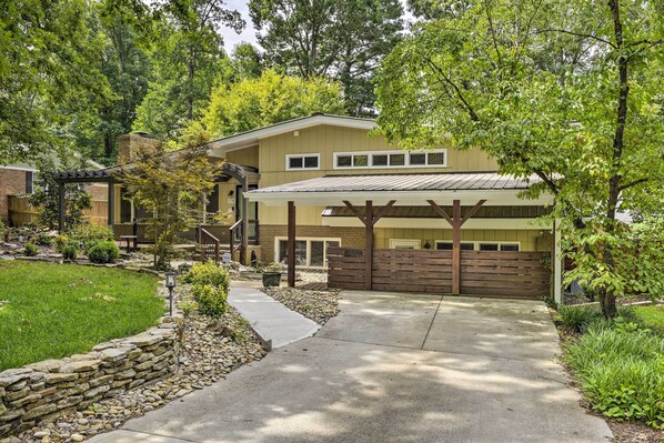 Exterior - Cozy Pittsboro Escape - Hike, Dine, Explore! (Pittsboro)