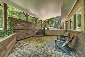 Terrace/patio - Cozy Pittsboro Escape - Hike, Dine, Explore! (Pittsboro)