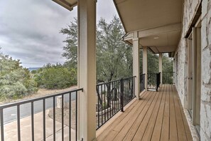 Interior - Airy Villa in Austin w/ Badminton/volleyball Court (Austin)