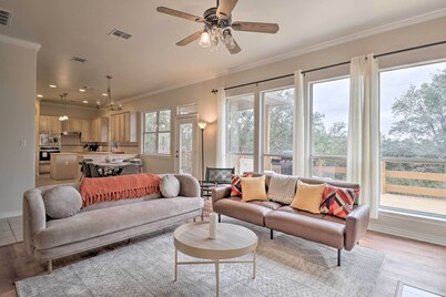 Airy Villa in Austin w/ Badminton/volleyball Court