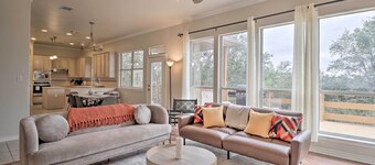 Airy Villa in Austin w/ Badminton/volleyball Court
