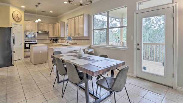 Una cocina amplia con comedor, ventanas grandes y vistas al exterior.
