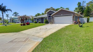 A residential house with a garage, a driveway, and well-maintained lawn. - Saltwater Pool! Sebring Oasis Near Lake Jackson (Sebring)