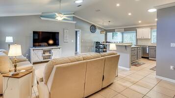 House (3 Bedrooms) | Interior