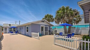 Un motel doté d’un espace extérieur aménagé avec des sièges et d’une piscine.