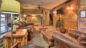 A cozy living room with leather sofas, a wooden coffee table, and a lamp. - 'wildlife Lodge' Columbia Retreat off I-70! (Fulton)
