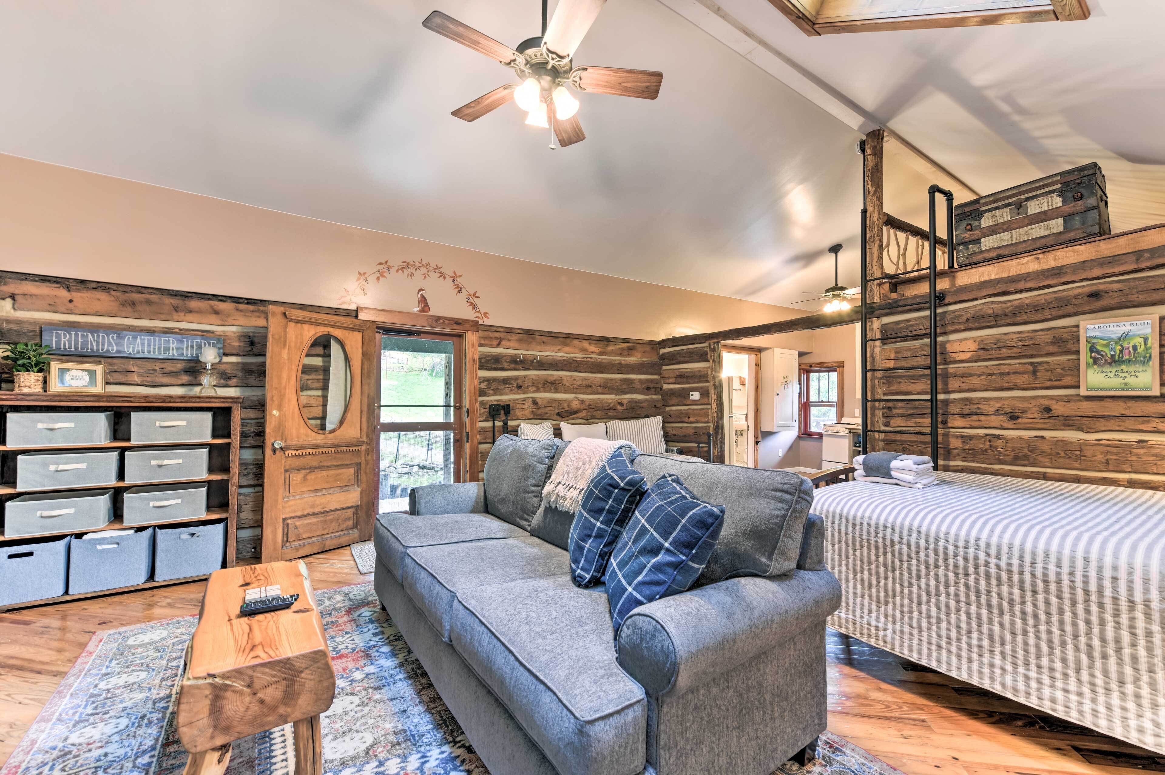 Cozy Mama Bear Cabin w/ Mountain Views!