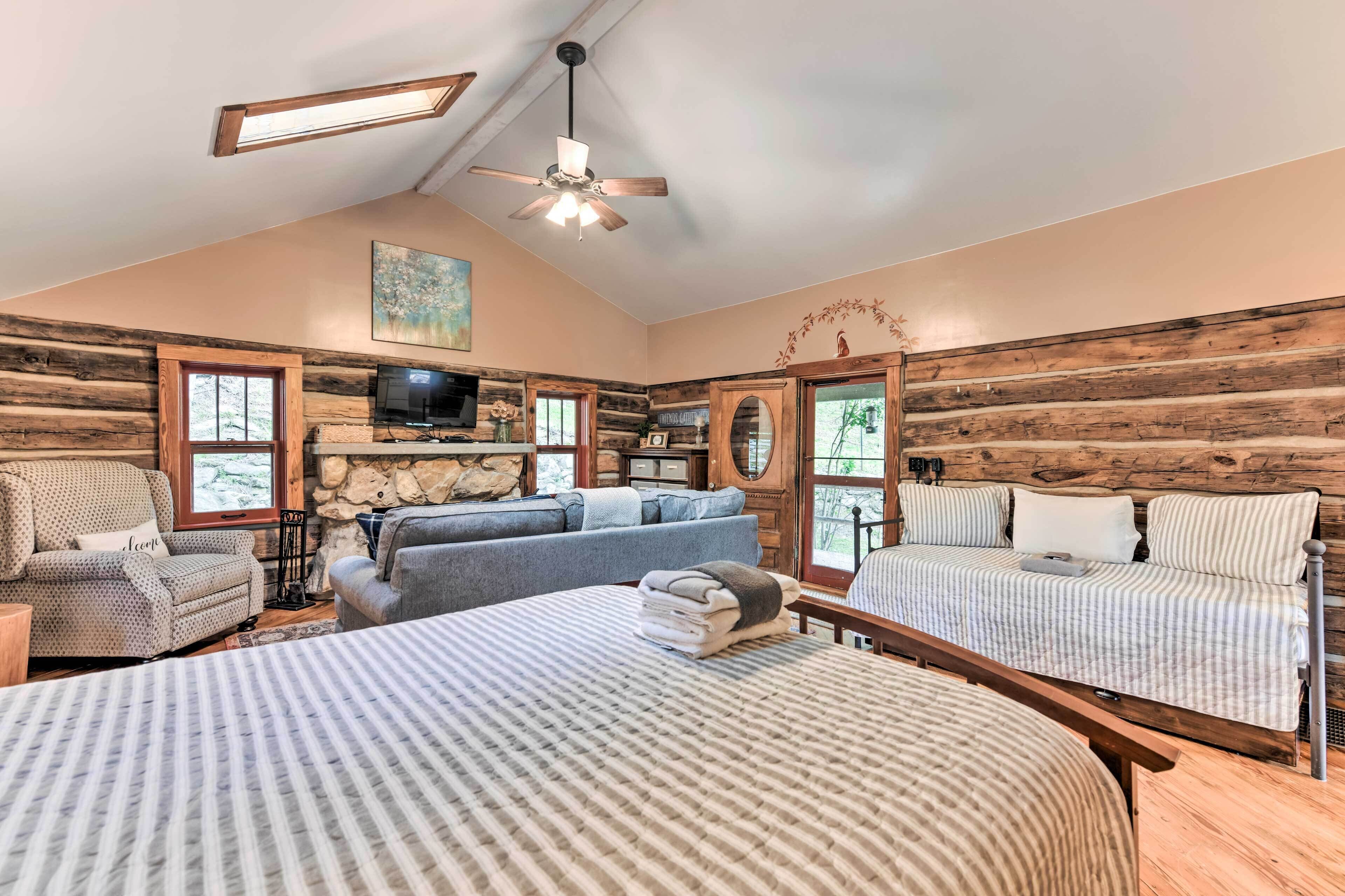 Cozy Mama Bear Cabin w/ Mountain Views!