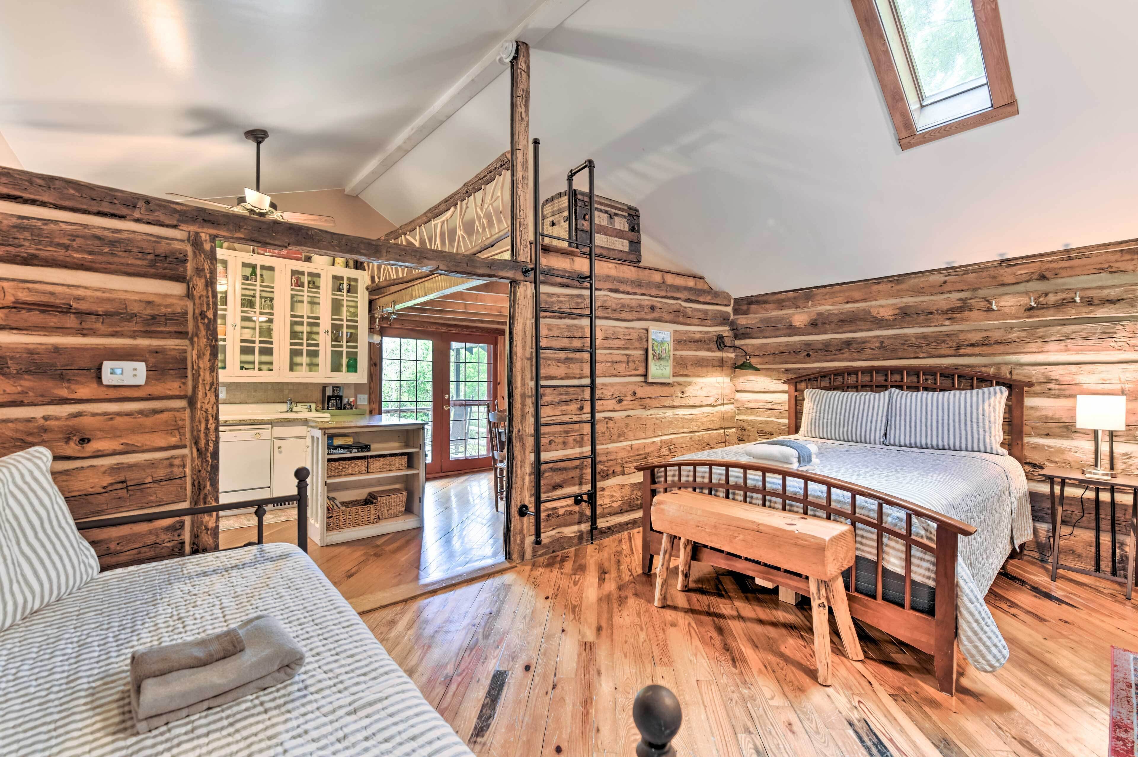 Cozy Mama Bear Cabin w/ Mountain Views!