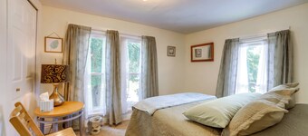 Fire Pit, BBQ & Yard: Family Home in Adrian