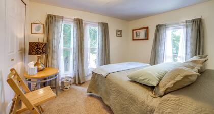 Fire Pit, BBQ & Yard: Family Home in Adrian