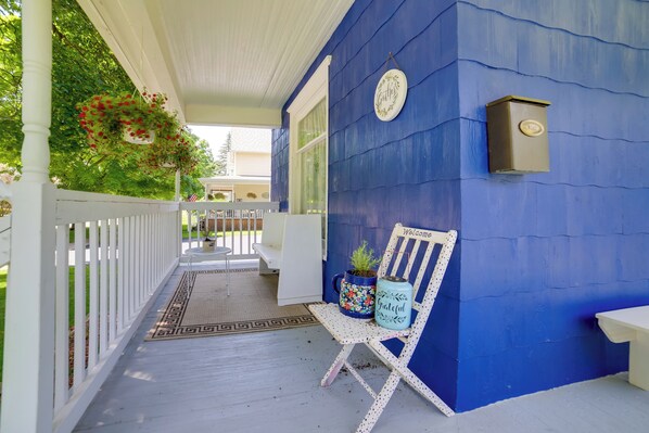 House (4 Bedrooms) | Interior - Fire Pit, BBQ & Yard: Family Home in Adrian (Adrian)