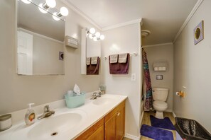 House (4 Bedrooms) | Interior - Fire Pit, BBQ & Yard: Family Home in Adrian (Adrian)