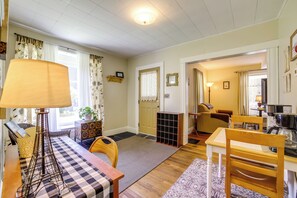 House (4 Bedrooms) | Interior - Fire Pit, BBQ & Yard: Family Home in Adrian (Adrian)