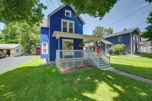 House (4 Bedrooms) | Interior - Fire Pit, BBQ & Yard: Family Home in Adrian (Adrian)