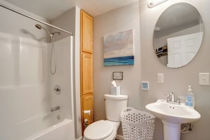 House (4 Bedrooms) | Interior - Fire Pit, BBQ & Yard: Family Home in Adrian (Adrian)