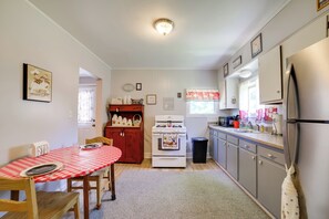 House (4 Bedrooms) | Interior - Fire Pit, BBQ & Yard: Family Home in Adrian (Adrian)