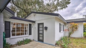 A small, single-story house with a white exterior, black shutters, and a dark roof. - Waterfront Vacation Rental on Lake Mirror! (Winter Haven)