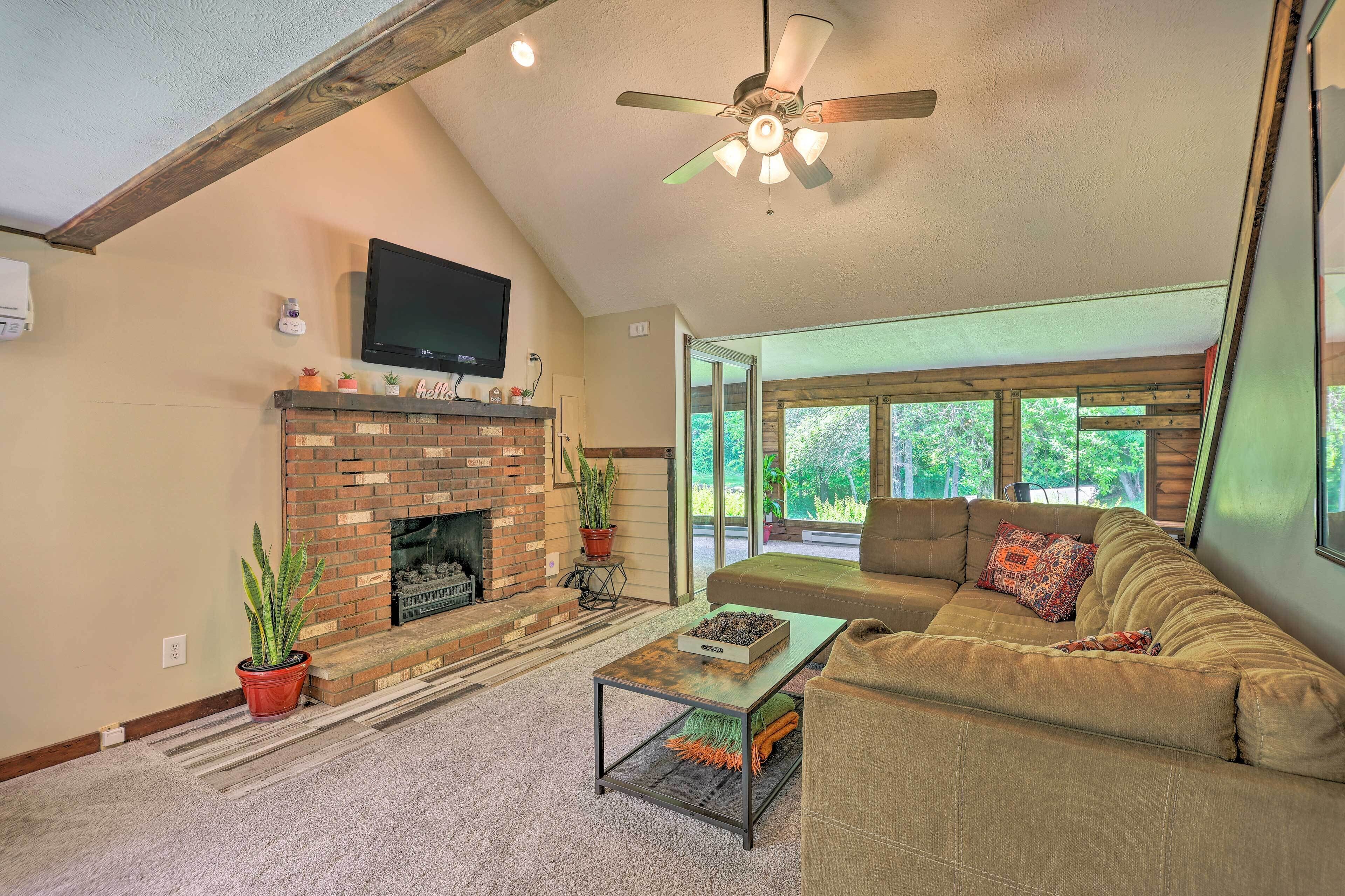 Ranch-style Oasis ~ 5 Mi to Lake Harmony!