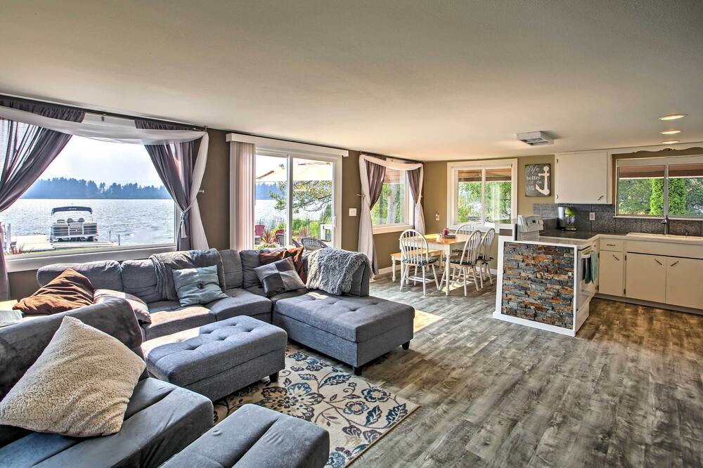 Modern Lake Lawrence Retreat w/ a Deck & Dock! - Klaus, WA