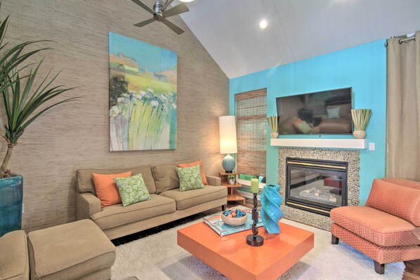 Casa (3 Bedrooms) | Area soggiorno | TV, caminetto, console per videogiochi, libri