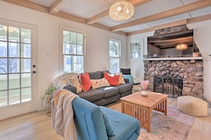 Living area - Greenwood Lake Cottage w/ Grill & Lake Access (Greenwood Lake)