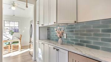 Cottage (3 Bedrooms) | Dapur pribadi | Microwave, oven, kompor, dan mesin pembuat kopi/teh