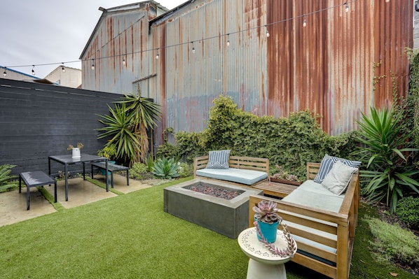Outdoor dining - Oakland Vacation Rental ~ 3 Mi to Downtown (Emeryville)