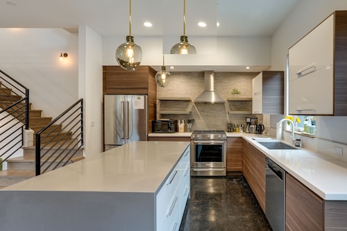 Oakland Vacation Rental ~ 3 Mi to Downtown