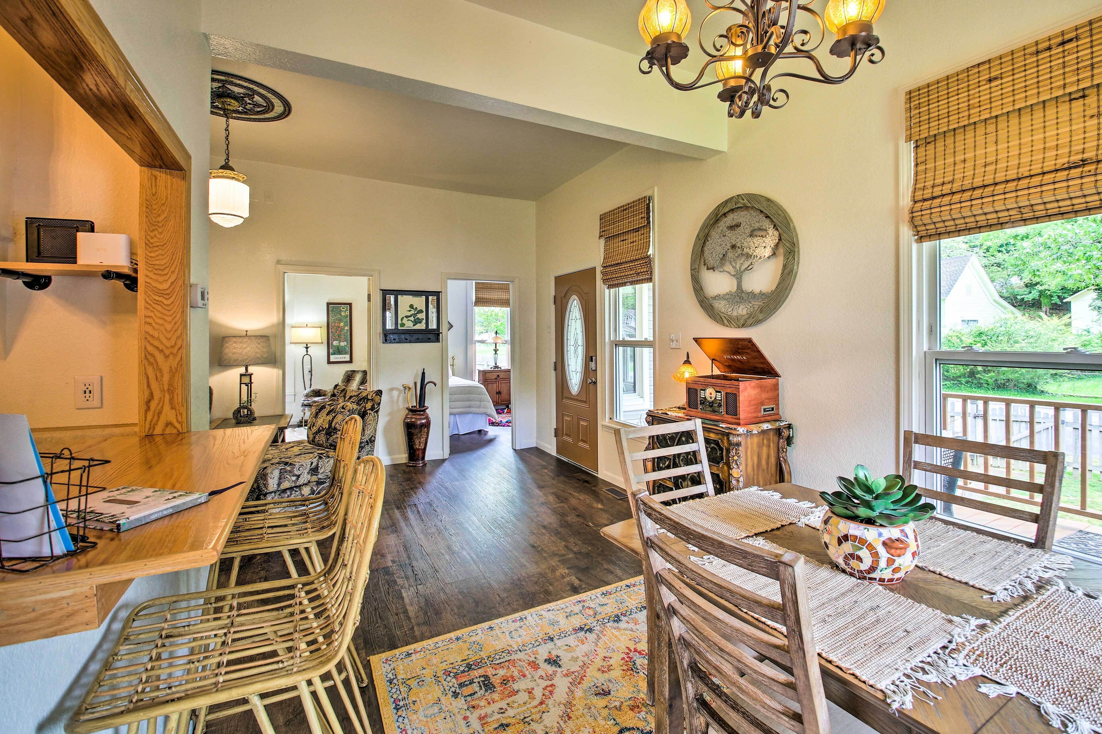 Chic Hot Springs Home ~ 2 Miles to National Park!