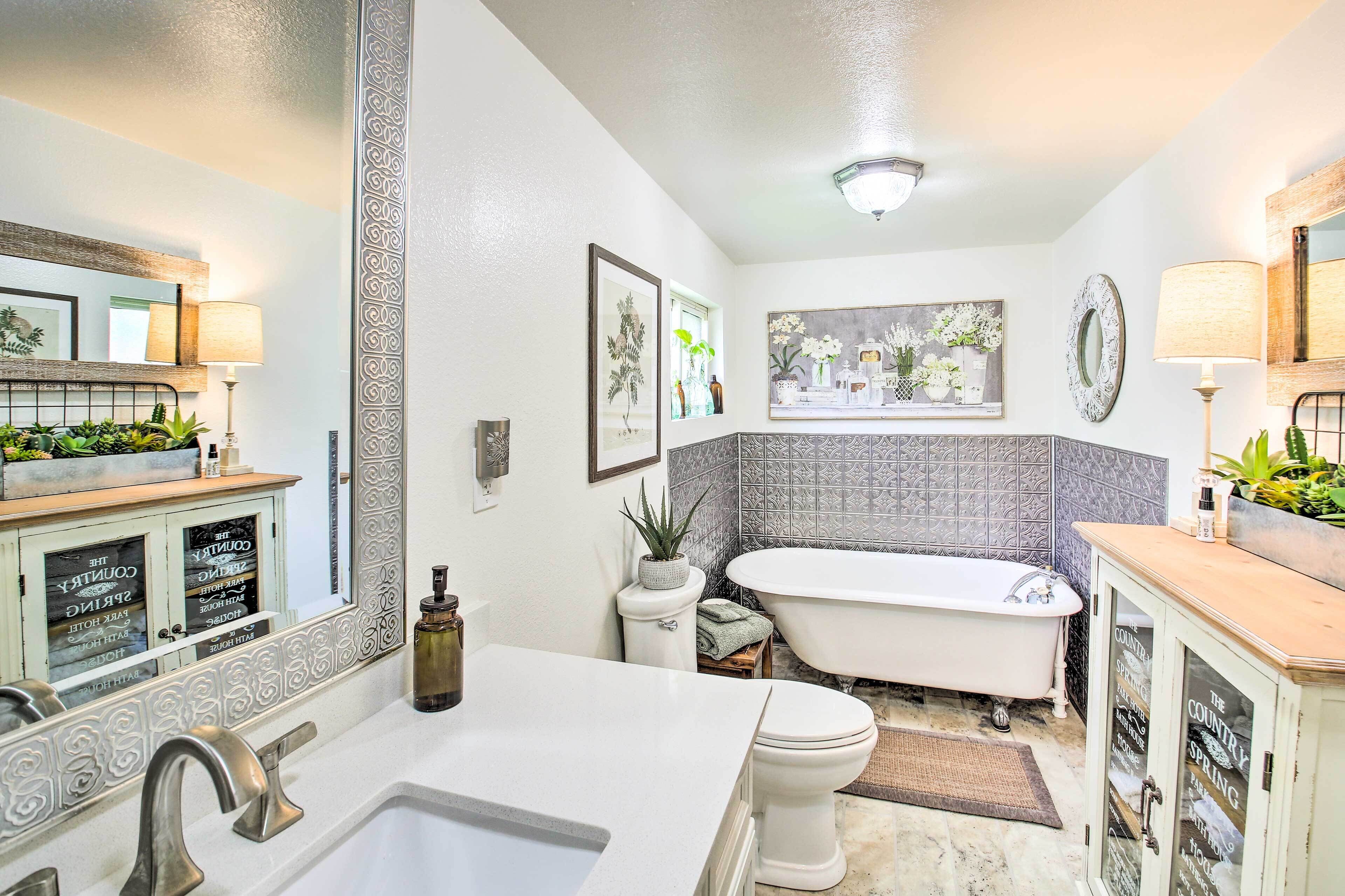 Chic Hot Springs Home ~ 2 Miles to National Park!